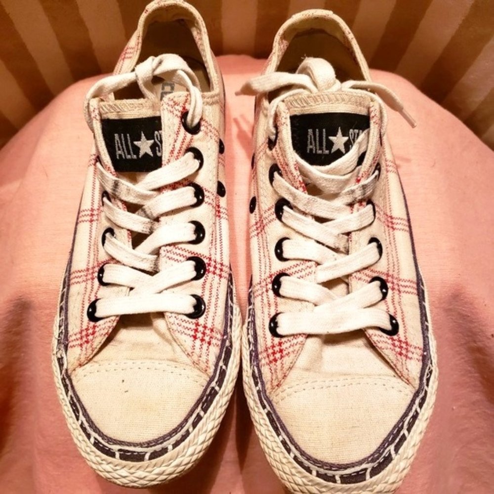 Euc Ctas Classic Low Top In Unique Pattern Red/Wh… - image 1